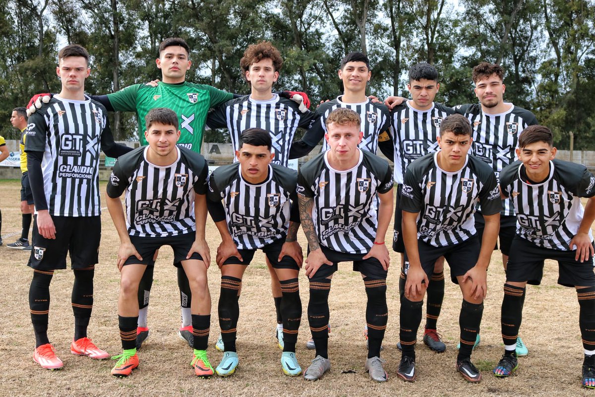 #AFA #TorneoPromocionalAmateur

Final del partido.

Ezeiza 2-0 #Defensores

🔜 🆚 Barrancas FC.

#SiempreDefe 🖤