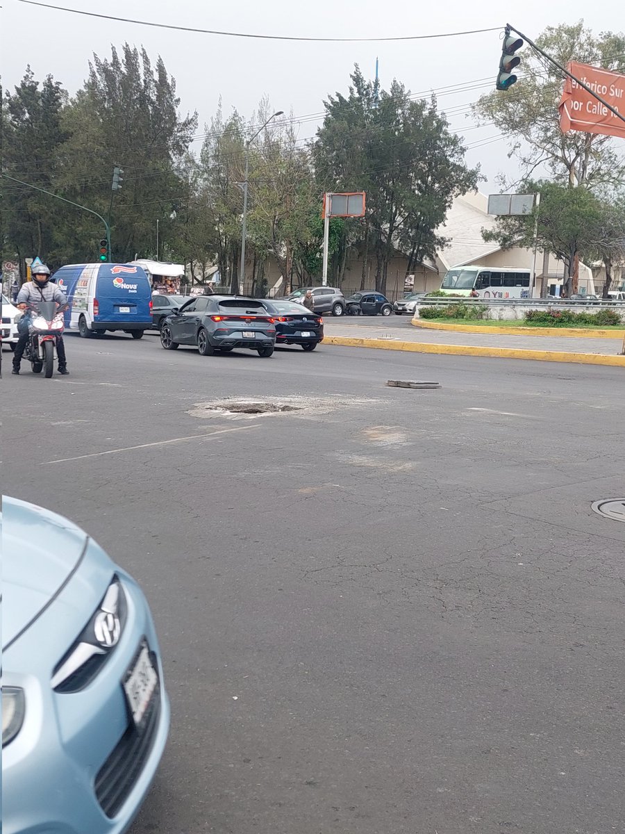 PsicUnam's tweet photo. Coladera desprendida en camino real de Toluca esquina con escuadrón 201
@OVIALCDMX @SOBSECDMX 
@AlcaldiaAO 
Es un riesgo https://t.co/G4e43UQBeJ
