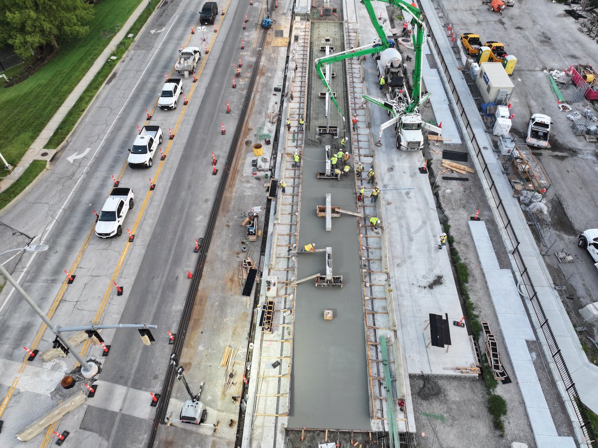 BuildKCSC's tweet photo. .@ThePlazaKC looks good from up here! 🤩

This week #BuildKCSC poured concrete for the future Plaza Transit Center &amp; for southbound track in dedicated #kcstreetcar only lanes. ✨🚉

Thanks for your patience as we work to #Ridein2025!

@kcstreetcar @RideKCTransit @KansasCity https://t.co/nLNlPg4KOw