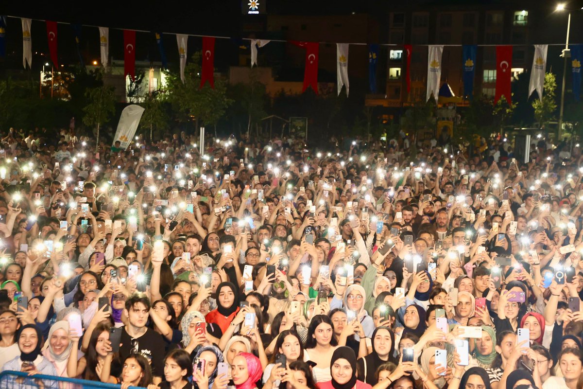 alitombastr's tweet photo. Türkiye’nin sevilen müzik gruplarından KOLPA’yı Sultanbeylimiz’de misafir ettik. Gençlerimizle birlikte güzel bir konser keyfi yaşadık😊🎶

Yaz etkinliklerimiz hız kesmeden devam edecek. Sizin için her şeyin en iyisi, en güzeli… https://t.co/iUydiblJhr