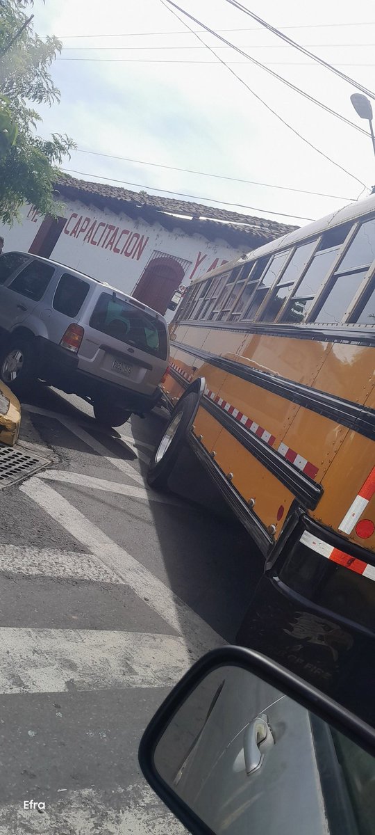efrain2701's tweet photo. @PNCSV esa camioneta estuvo obstaculizando el trafico al estar mal estacionada primero en linea amarilla y sobre paso peatonal ese cerca de anda sonsonate...
Creo deberían aplicar la multa de transito correspondiente https://t.co/wkNUcSdwrV