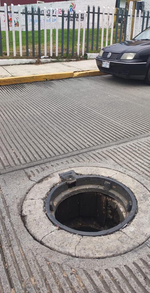 MinutoAMinutoC's tweet photo. #ReporteWhatsApp 📷 • Reportan que debido a las lluvias de los últimos días, hay una alcantarilla sin tapa sobre la Calle Artículo 115 en la Colonia El Potro frente a la entrada del Recinto Ferial dé Huauchinango

#ManejaConPrecaución 📷 https://t.co/ngO0Rn4r9p