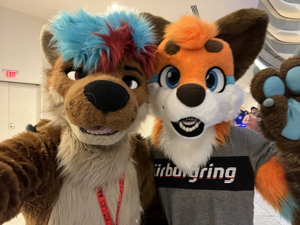 Happy #FursuitFriday 
Look at the RaceFox <a href="/kanan_fox/">KANAN</a> :P