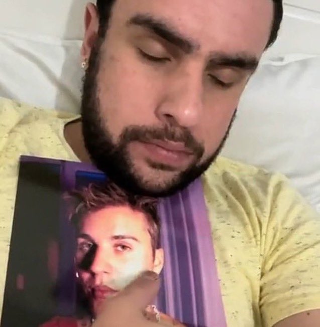 mertsdemir's tweet photo. se alguém encontrar o mert na rua por favor da um abraço nele e diz que vai ficar tudo bem essa semana tá difícil pro coitado https://t.co/m5eMlqSuuo