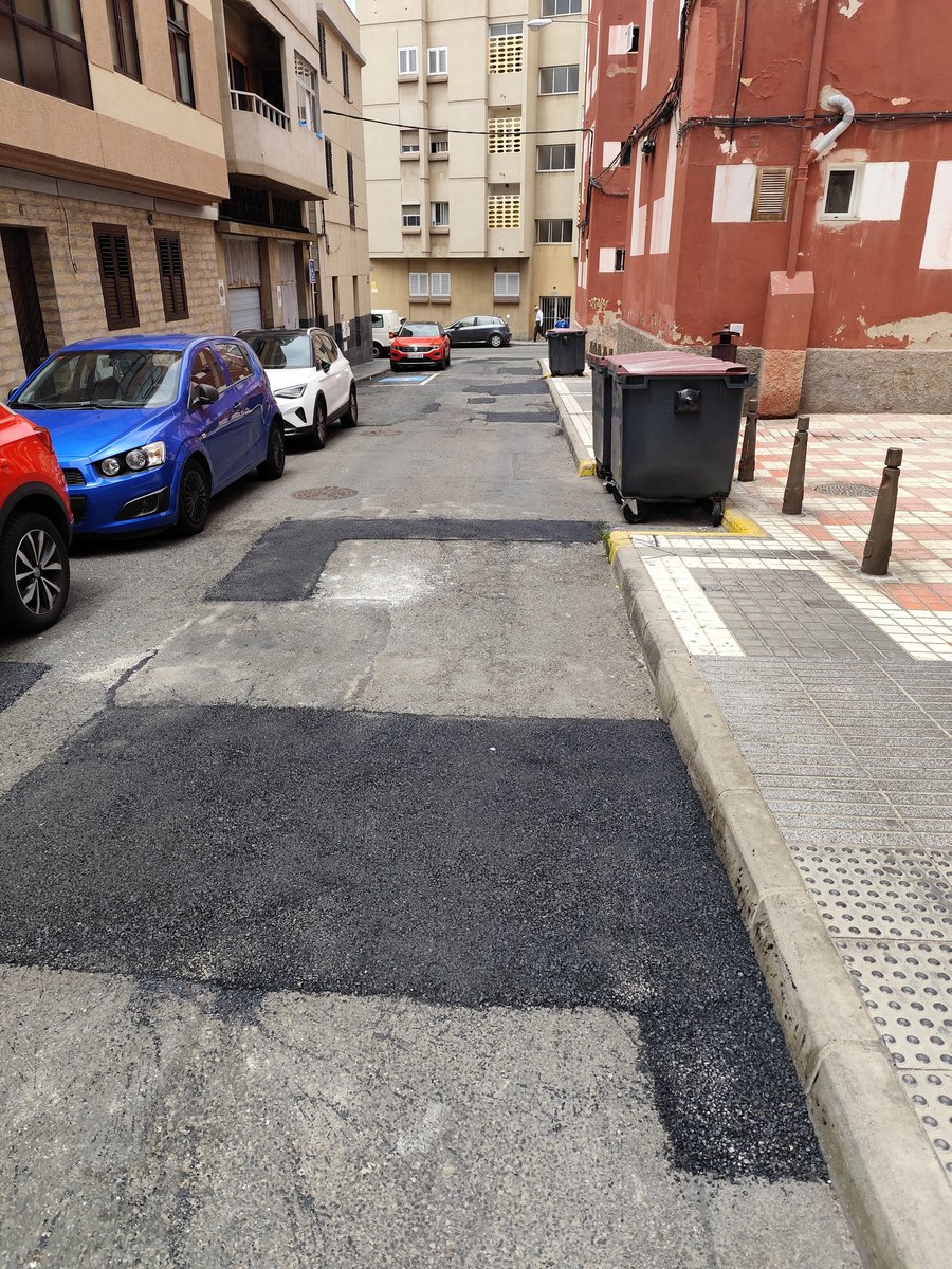 LaIsIeta's tweet photo. Nuestra isleta se ha convertido en un mosaico de parches y más parches. Nuestro barrio da la impresión de ser un campo de minas por dondequiera que vayas. Lamentablemente, el ayuntamiento no tiene en agenda ningún plan de asfaltado para nuestra zona, https://t.co/sqNgse42XX