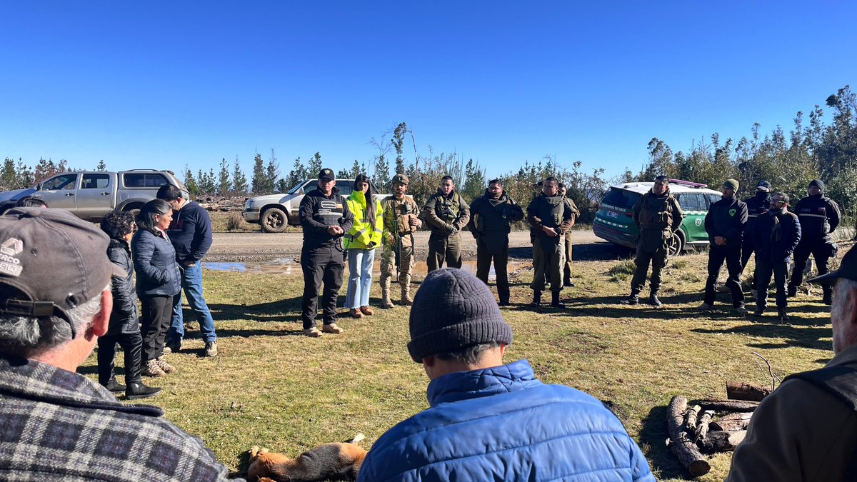 Carabineros en #Lumaco junto al Ejército y Seguridad Ciudadana, despliegan intensos servicios operativos preventivos generando controles, fiscalizaciones y dialogando con vecinos para aumentar la seguridad, contribuyendo así a la paz y tranquilidad de la comuna. #OrdenyPatria