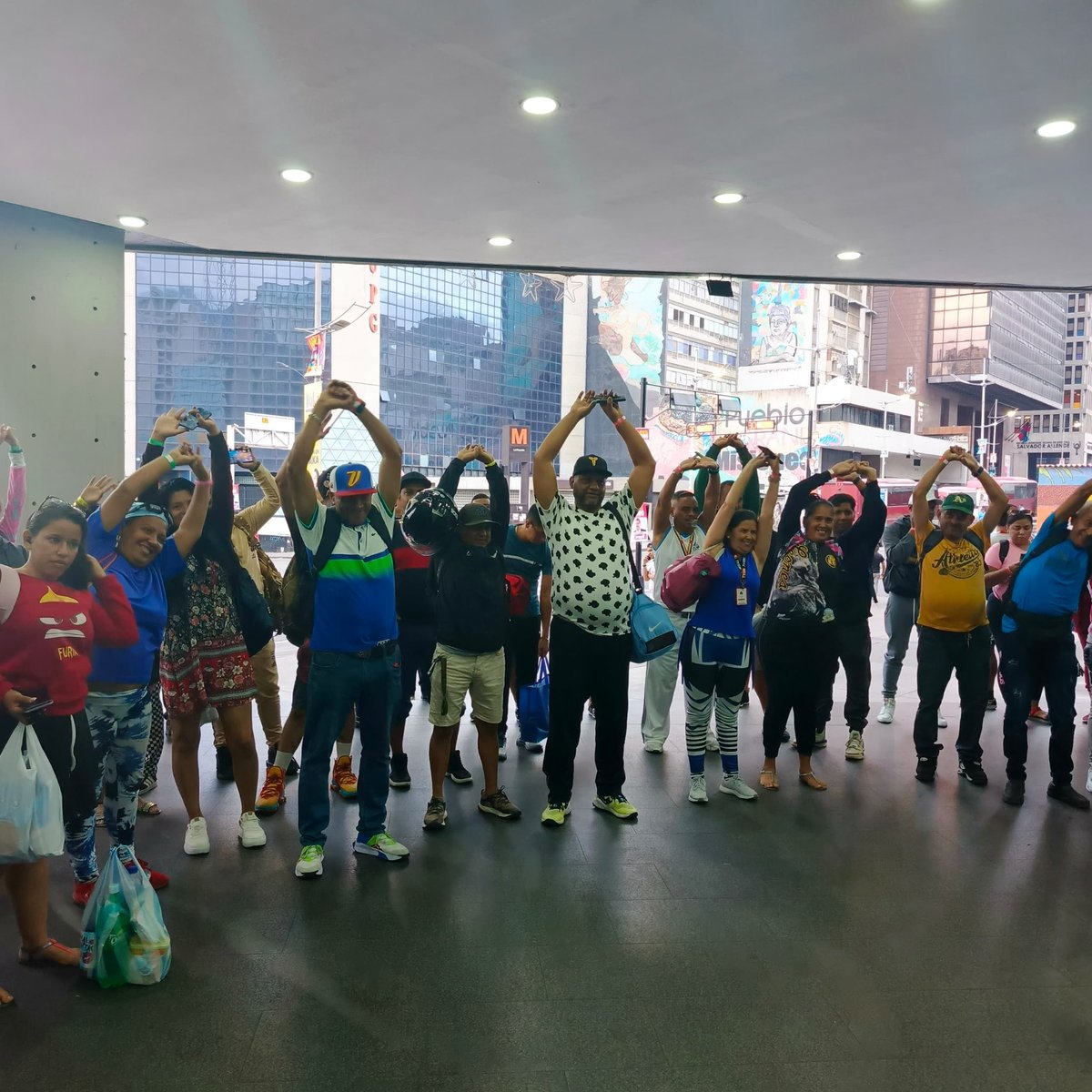 EdisonB25's tweet photo. ✊🏼 Gracias a nuestro Pdte Obrero @NicolasMaduro seguimos cumpliendo con la cláusula N° 78 de la XII convención colectiva vigente; garantizando a nuestros hermanos (as) trabajadores del @metro_caracas un día de recreación y esparcimiento en la hermosa Bahía de Buche. https://t.co/VKQ2kQcQsk