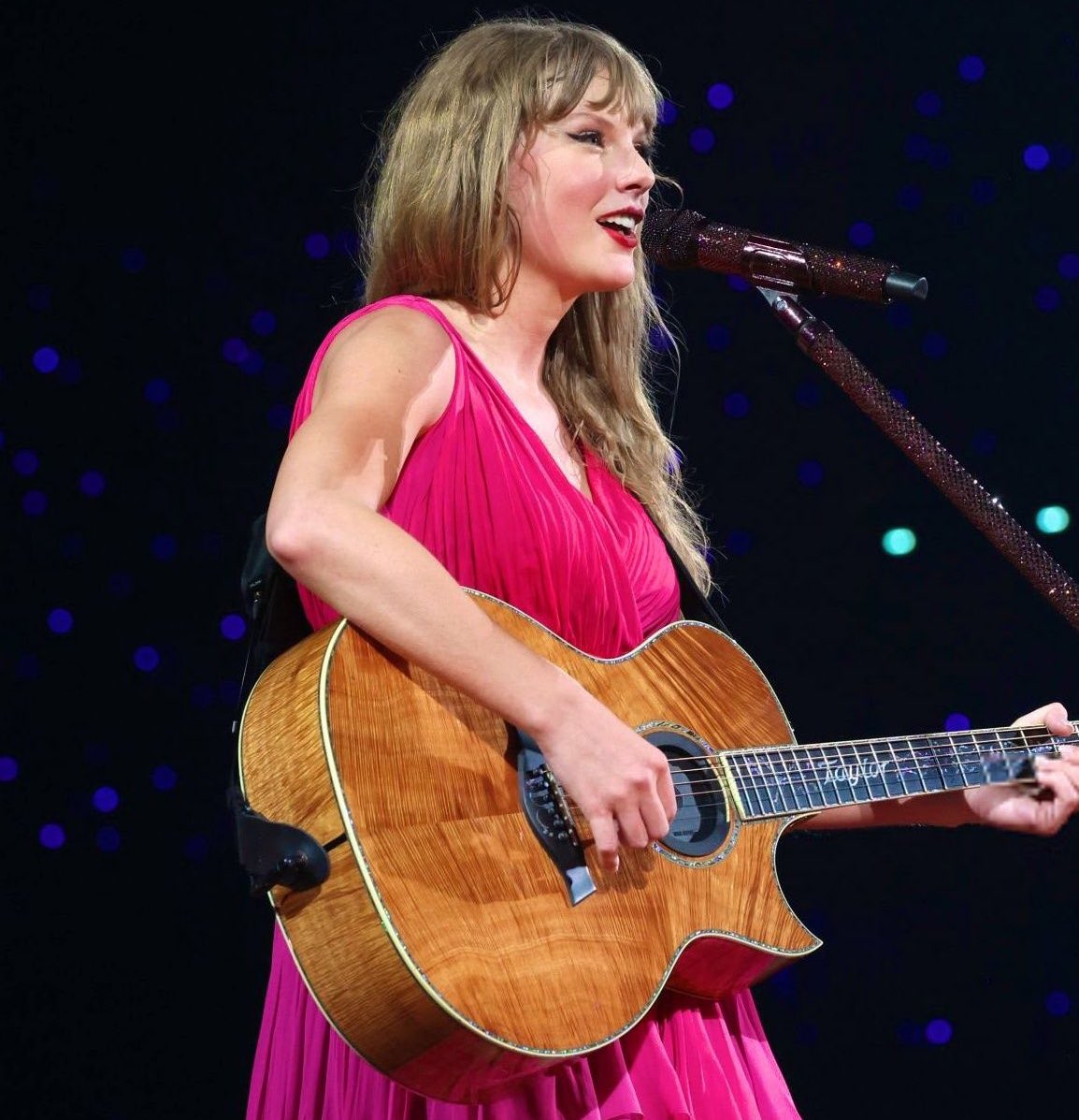 tswifterastour's tweet image. 🚨| TAYLOR SWIFT PERFORMS A MASHUP OF "Paper Rings" and "Stay Stay Stay" FOR THE ERAS TOUR IN GELSENKIRCHEN, GERMANY! #GelsenkirchenTSTheErasTour