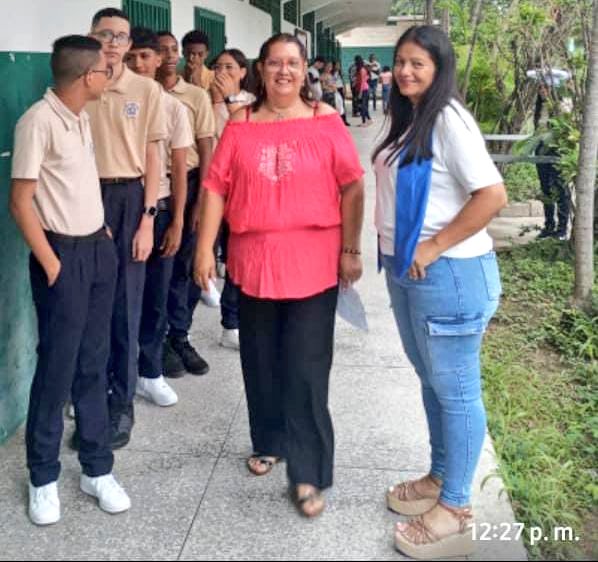 UENB Atanasio Girardot  realizo entrega de títulos de la XII promoción de  bachilleres de la República Bolivariana de Venezuela  año escolar 2023-2024. Municipio Girardot
#PuebloVictorioso 
<a href="/NicolasMaduro/">Nicolás Maduro</a> 
<a href="/_LaAvanzadora/">Yelitze Santaella</a> 
@MPPEDUCACION 
<a href="/LeiraSuarezPsuv/">LeyraSuarezPsuv</a> 
<a href="/Soykarinacarpio/">Karina Carpio</a>