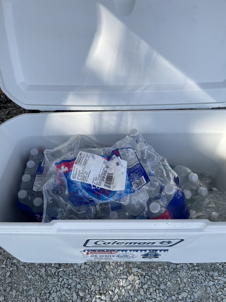 fionaeyork's tweet photo. Community members and residents filling the #coolers at #CRABPark 🙏🙏⛺️⛺️🌞🌞🐾🧊

#communityfirst
#mutualaid
#pleasedonttakethecoolers 
#extremeheat
#coolerraid
#coolergate https://t.co/spR0Rf783r