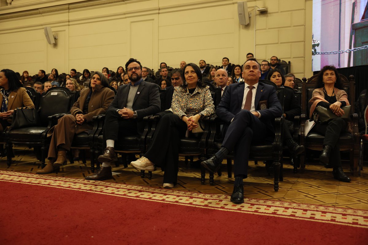 dos_segegob's tweet photo. Hoy el @RegCivil_Chile conmemoró sus 140 años de historia en una ceremonia encabezada por su director, Omar Morales, a la que nuestro director @IgnacioAchurra  asistió junto a los subsecretarios, @jgajardofalcon y @XAltamirano_  y la subsecretaria @mlobospalacios. https://t.co/WD6IPamdpp