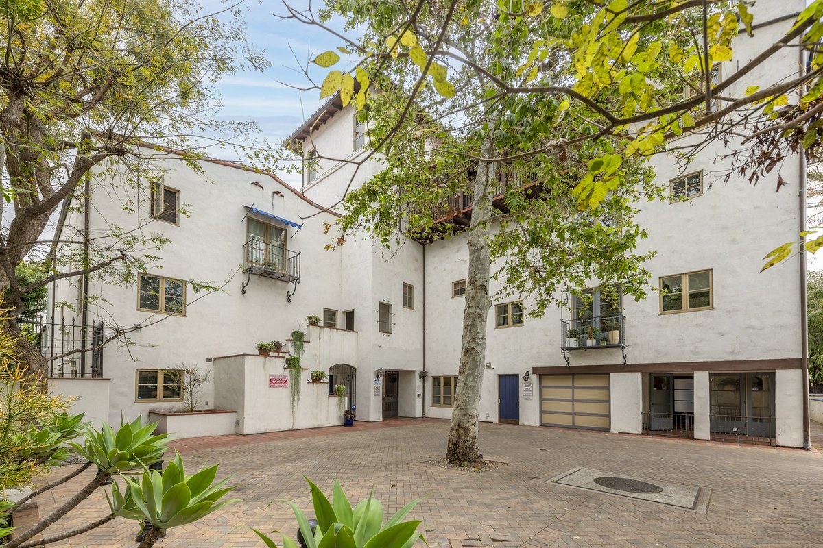 RogerPerryLA's tweet image. JUST REDUCED! 

1414 N Harper Ave #3

Now at $5,500/mo

3 beds • 2 baths • 1,470 sq ft

Exquisite Spanish Condo in “7 Fountains” For Lease! Oversized 2 bd/2ba, PLUS (1) huge, separate bedroom or office. All on a single level, this feels like its own detached home!