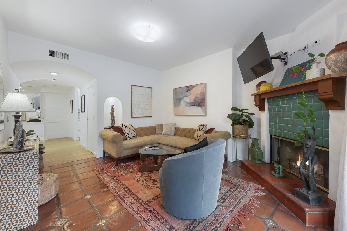 RogerPerryLA's tweet image. JUST REDUCED! 

1414 N Harper Ave #3

Now at $5,500/mo

3 beds • 2 baths • 1,470 sq ft

Exquisite Spanish Condo in “7 Fountains” For Lease! Oversized 2 bd/2ba, PLUS (1) huge, separate bedroom or office. All on a single level, this feels like its own detached home!