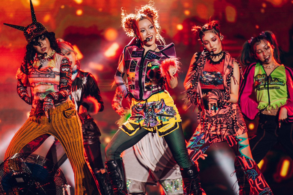 where are the <a href="/XGOfficial_/">XG OFFICIAL</a> stans?! i have some fun photos i took of them tonight in jakarta!!