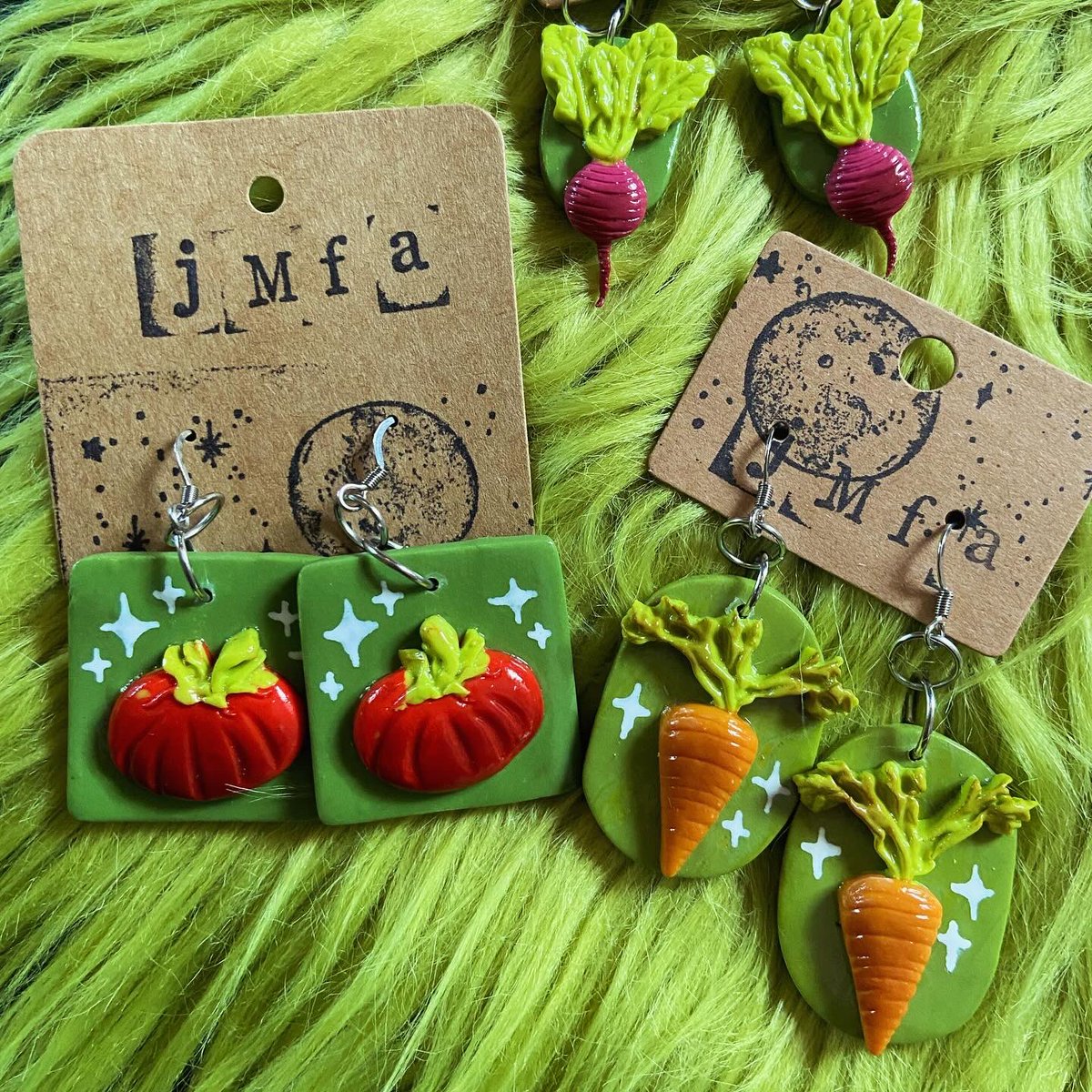 JuniperMoonKY's tweet photo. Just put the finishing touches on Electric Heirloom, a fun little collection of earrings &amp; bolos I’ll have for sale at @BlueStallionBC on 7/24 during their mini market &amp; book swap! If they don’t sell out there I may do an IG sale of what’s left. 🥬✨🍅 #jmfa #junipermoonfolkarts https://t.co/bcUTT0zsEN