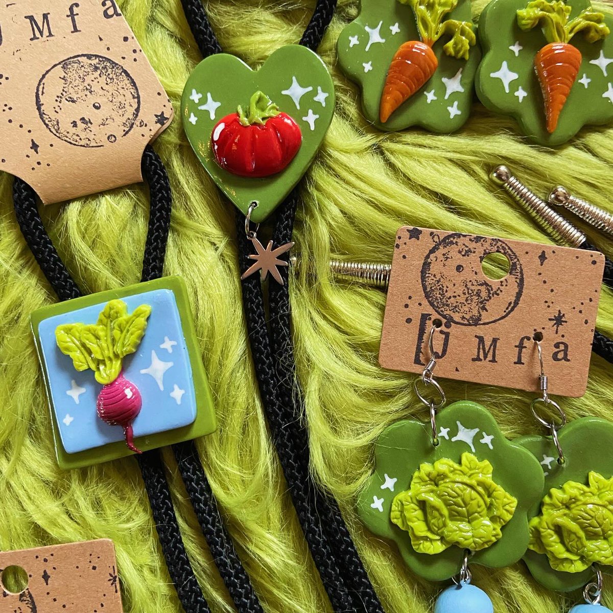JuniperMoonKY's tweet photo. Just put the finishing touches on Electric Heirloom, a fun little collection of earrings &amp; bolos I’ll have for sale at @BlueStallionBC on 7/24 during their mini market &amp; book swap! If they don’t sell out there I may do an IG sale of what’s left. 🥬✨🍅 #jmfa #junipermoonfolkarts https://t.co/bcUTT0zsEN