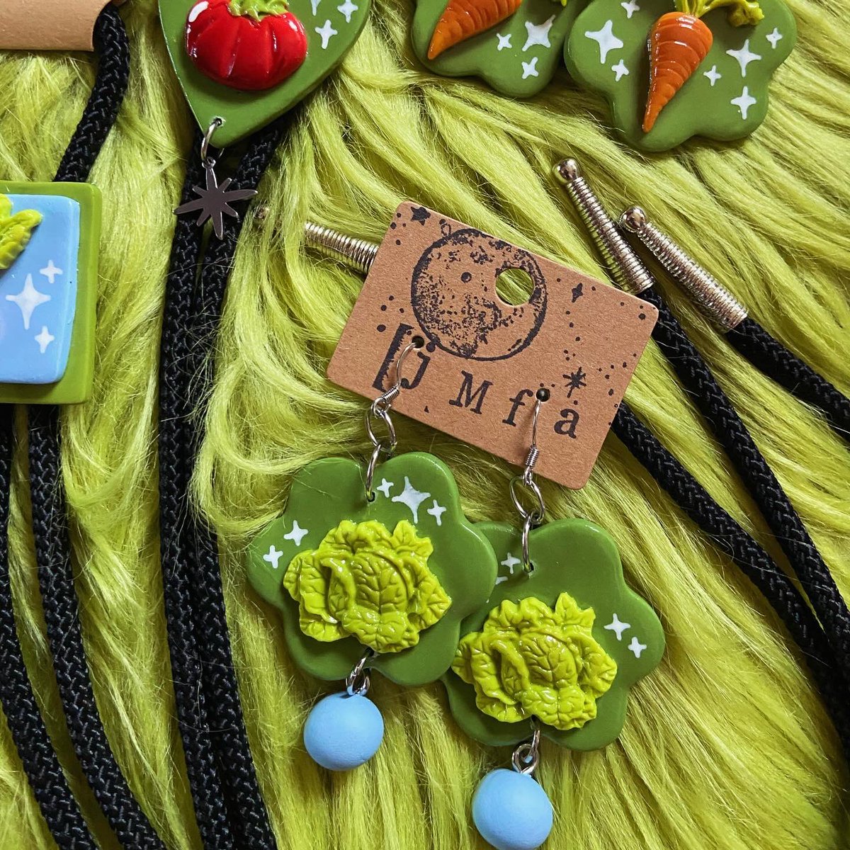JuniperMoonKY's tweet photo. Just put the finishing touches on Electric Heirloom, a fun little collection of earrings &amp; bolos I’ll have for sale at @BlueStallionBC on 7/24 during their mini market &amp; book swap! If they don’t sell out there I may do an IG sale of what’s left. 🥬✨🍅 #jmfa #junipermoonfolkarts https://t.co/bcUTT0zsEN