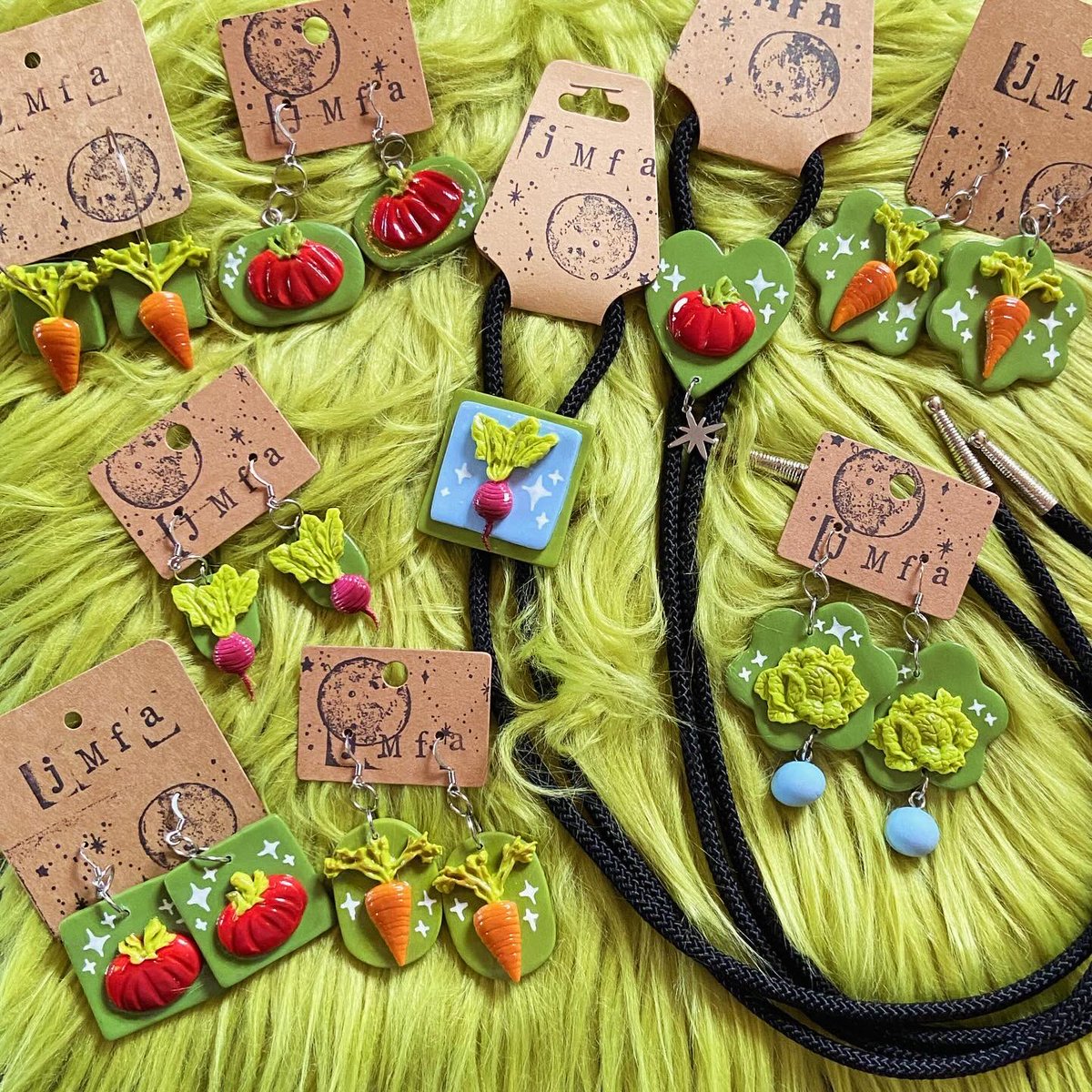 JuniperMoonKY's tweet photo. Just put the finishing touches on Electric Heirloom, a fun little collection of earrings &amp; bolos I’ll have for sale at @BlueStallionBC on 7/24 during their mini market &amp; book swap! If they don’t sell out there I may do an IG sale of what’s left. 🥬✨🍅 #jmfa #junipermoonfolkarts https://t.co/bcUTT0zsEN
