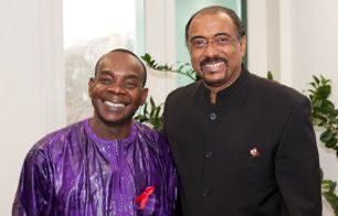 Un vibrant et émouvant hommage à mon frère Toumani Diabaté,un grand artiste du #Mali dont le talent incomparable, couronné par plusieurs #Grammy Awards, a fait résonner la voix des sans-voix à travers le monde. Tout au long de sa vie, il a donné de l'espoir et de la force à ceux