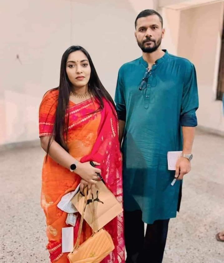 তোমরা নাকি দেশের জন্য খেলো তাহলে দেশের ভবিষ্যত কোমলমতি শিশুদের পাশে দাঁড়ালেনা কেন? যারা তোমাকে আইডল ভাবতো আজ দলের কর্মী বলে তাদেরকেই অবহেলা। আসলে তোমরা দেশের জন্য খেলোনি তোমরা দেশকে চাটার জন্য নিজেদের তৈরি করেছো।