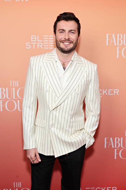cameronmoir's tweet photo. Smile!!!! 😁 Joyful night attending the premiere of #thefabulousfour w @SusanSarandon @BetteMidler @thesherylralph 

Absolutely loved this feel good film.

Jacket by @dolcegabbana https://t.co/G6GRZmTO0P