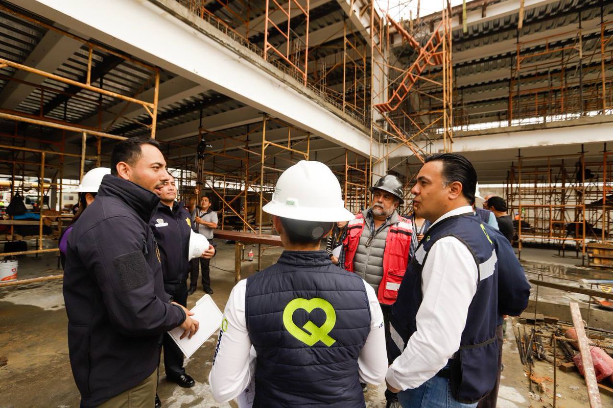 QueretaroAF's tweet image. Supervisa Luis Nava avances de construcción de la Subcomandancia Centro Histórico y Dirección de Atención a Víctimas ift.tt/DiKzHgX