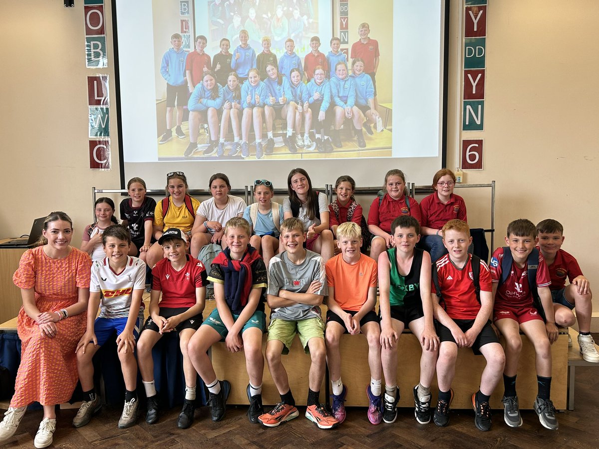 Trist iawn oedd gorfod ffarwelio gyda Miss Evans heddiw wrth i’w chyfnod fel athrawes yn OM ddod i ben 🥲👋

Rydym wedi bod yn hynod ffodus o’i chael yn athrawes gyda ni am y ddwy flynedd ddiwethaf 💖

Pob hwyl i chi yn Ysgol Llanfyllin fis Medi a diolch o galon am bob dim!😃