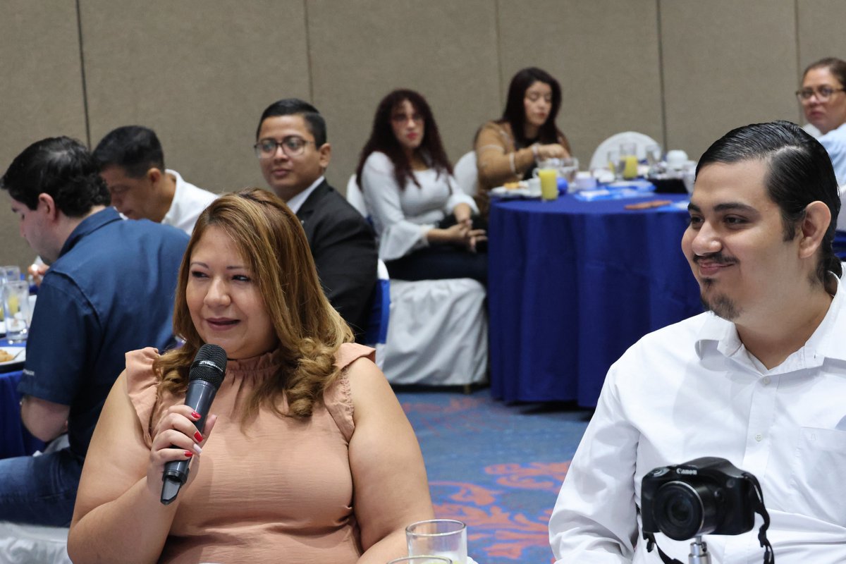 ACNURElSalvador's tweet photo. Más de 3️⃣0️⃣ representantes de micro, pequeñas, medianas y grandes empresas de diversos sectores participaron hoy en un encuentro empresarial para promover oportunidades de empleo para personas jóvenes afectadas por desplazamiento forzado. https://t.co/IxfPamCiuy