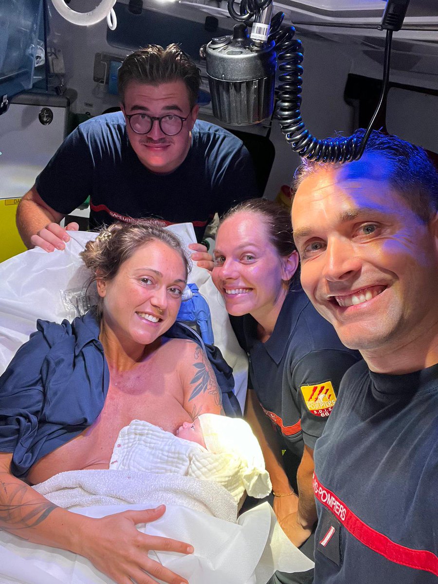 SDIS66's tweet photo. [👩‍🍼 Naissance en intervention] 

Aujourd'hui, nous tenons à mettre en lumière un moment extraordinaire vécu par une équipe de sapeurs-pompiers du centre de Perpignan Sud. 🎉🚒

Lors d'une intervention à Cabestany, une équipe a eu l'immense honneur d'aider une maman à donner naissance à une petite fille prénommée Iris, directement dans le VSAV (Véhicule de Secours et d'Assistance aux Victimes).

Tout a commencé par une intervention classique avec  un transport vers le centre hospitalier de Perpignan. Mais, à peine ils ont  commencé à rouler, les contractions se sont intensifiées et ils ont dû s’arrêter d'urgence. 

En quelques minutes seulement, et grâce au professionnalisme et à la réactivité de l’équipage, la petite Iris a pointé le bout de son nez à 02h34, en parfaite santé ! 👶✨

C'était une première pour l’équipe, et ils sont fiers de l'avoir réalisée avec succès. Nous remercions chaleureusement les parents pour leur confiance et leur accord pour partager cette merveilleuse nouvelle avec vous.

Félicitations à toute l’équipe pour leur courage et leur sang-froid dans ce moment unique ! 👏👏👏

Bienvenue au monde, petite Iris ! 💖

#HérosDuQuotidien #SapeursPompiers #Naissance #ÉquipeDeChoc #Cabestany #Fierté