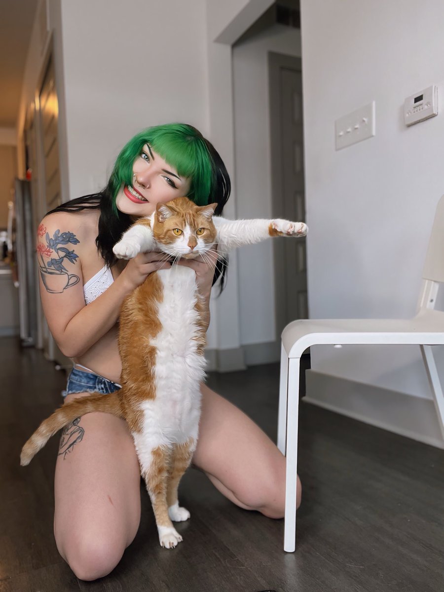 PantsuKamiCos's tweet photo. Just a girl and her cat 🐱 https://t.co/XHE31tfWoX