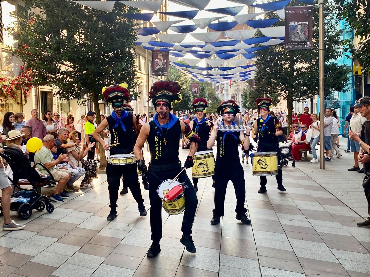 gemaigual's tweet photo. 🎉🎊#Santander ya está en fiestas‼️
Emocionada tras lanzar el chupinazo acompañada de las peñas de la ciudad
Nos esperan 1️⃣0️⃣ intensos días llenos de actividades y momentos para disfrutar
Feliz Semana Grande 2024‼️ https://t.co/z1ETE9uWyU