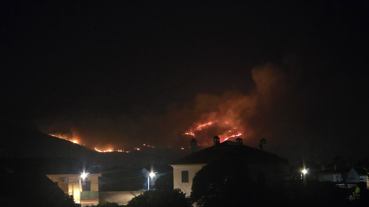medinalameda's tweet photo. Desde la vega de granada, se ve con mala pinta el fuego en #IFPinosPuente https://t.co/3K2MPMGkXv