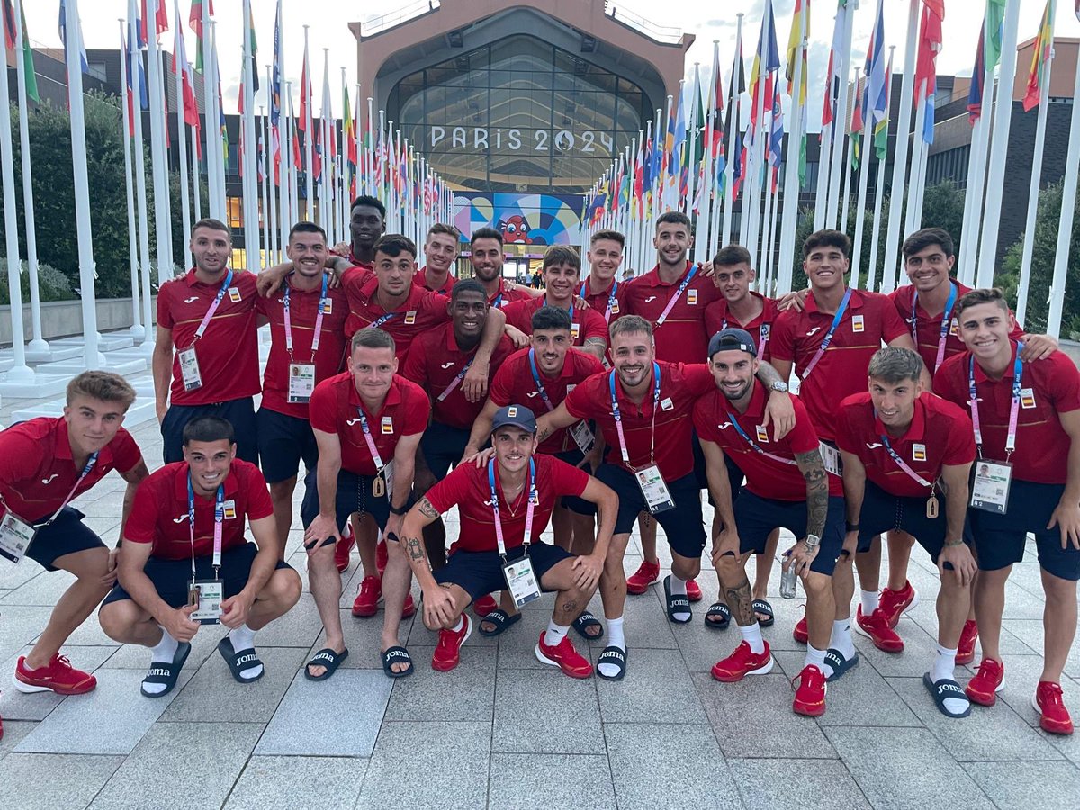 SEFutbol's tweet photo. 🗼 ¡PARÍS, ESTAMOS AQUÍ!

🇪🇸 La Selección Olímpica  llega a la capital de Francia

🧐 ¿Veis alguna cara nueva entre nuestros 22 internacionales?

#UnSueñoCompartido https://t.co/LOCUp8nF4d