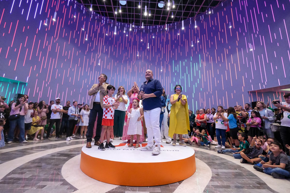 EnriqueAlfaroR's tweet photo. Parece que ya va mucho tiempo, pero JAPI apenas abrió sus puertas hace un mes y no podemos sentir más orgullo de este espacio, totalmente renovado, que ha reunido a 45 mil personas para compartir una experiencia inolvidable y vivir Jalisco como nunca imaginamos.

Si aún no conoces Jalisco Paseo Interactivo, te dejo algunas imágenes de sus primeros días en operación para que te animes a pasar un día increíble, lleno de sorpresas, aprendizaje y diversión con toda la familia y con quienes más quieres.