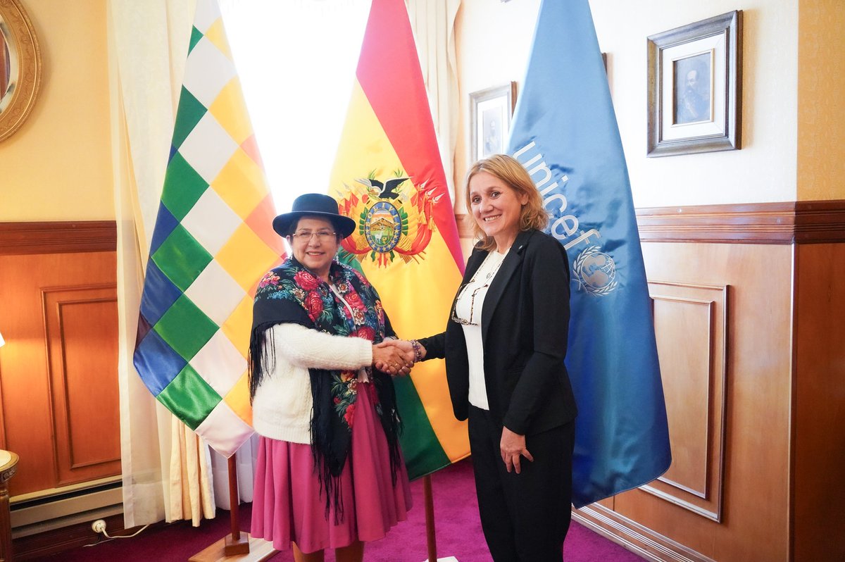 MRE_Bolivia's tweet photo. La Canciller @CelindaBolivia recibió la Carta de Gabinete que acredita a @KatyaUNICEF como la nueva Representante de @UNICEF en Bolivia. Le deseamos éxitos en sus funciones y auguramos un trabajo coordinado en beneficio de los NNA.

#DiplomaciaDeLosPueblos
#PorLaVida https://t.co/mBc767a5IW