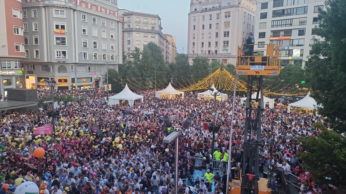 psoesantander's tweet photo. 📸Nuestras concejalas @PazdelaCuesta, @peredarosa y @conchagonzagonz han participado en el chupinazo en la plaza del Ayuntamiento, con el que da inicio la Semana Grande de nuestra ciudad.

¡Viva #Santander!

¡Felices fiestas! https://t.co/vDbtedahej