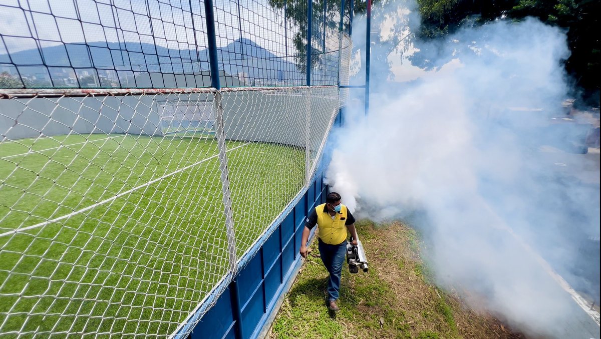 ecuscatlan's tweet photo. El bienestar de toda la afición y visitantes es prioridad en #ElCusca. 🏟️🇸🇻
Por eso, hoy llevamos a cabo una segunda jornada de fumigación en diferentes puntos de nuestro ‘Complejo Deportivo Cuscatlán’, todo con el fin de prevenir la propagación del dengue. 🦟💪
#Saludyfutbol https://t.co/1DxwhmxyMB