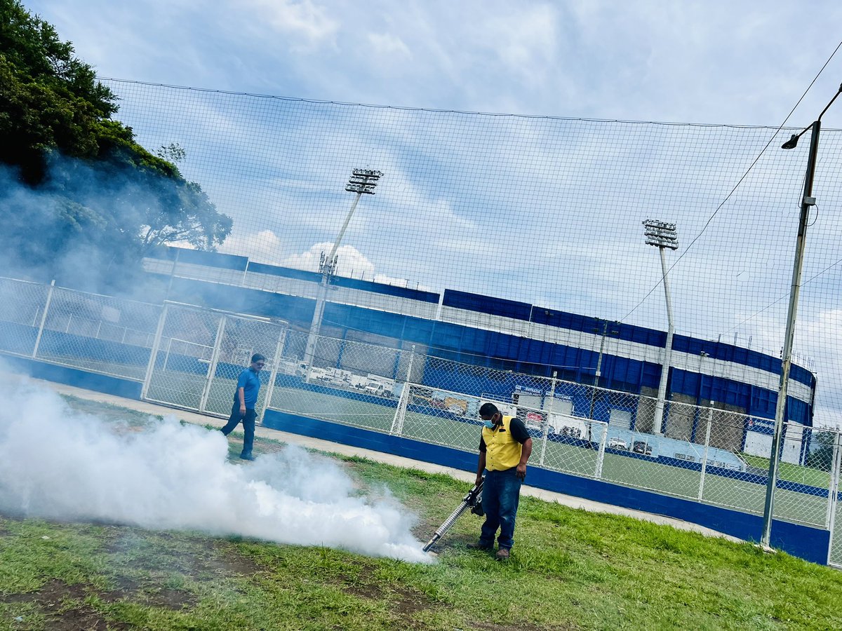 ecuscatlan's tweet photo. El bienestar de toda la afición y visitantes es prioridad en #ElCusca. 🏟️🇸🇻
Por eso, hoy llevamos a cabo una segunda jornada de fumigación en diferentes puntos de nuestro ‘Complejo Deportivo Cuscatlán’, todo con el fin de prevenir la propagación del dengue. 🦟💪
#Saludyfutbol https://t.co/1DxwhmxyMB