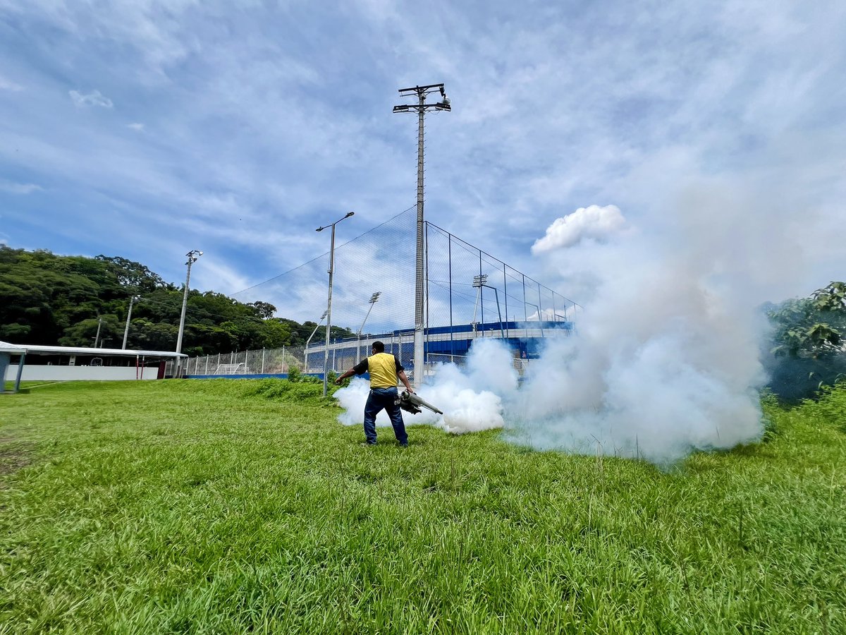 ecuscatlan's tweet photo. El bienestar de toda la afición y visitantes es prioridad en #ElCusca. 🏟️🇸🇻
Por eso, hoy llevamos a cabo una segunda jornada de fumigación en diferentes puntos de nuestro ‘Complejo Deportivo Cuscatlán’, todo con el fin de prevenir la propagación del dengue. 🦟💪
#Saludyfutbol https://t.co/1DxwhmxyMB