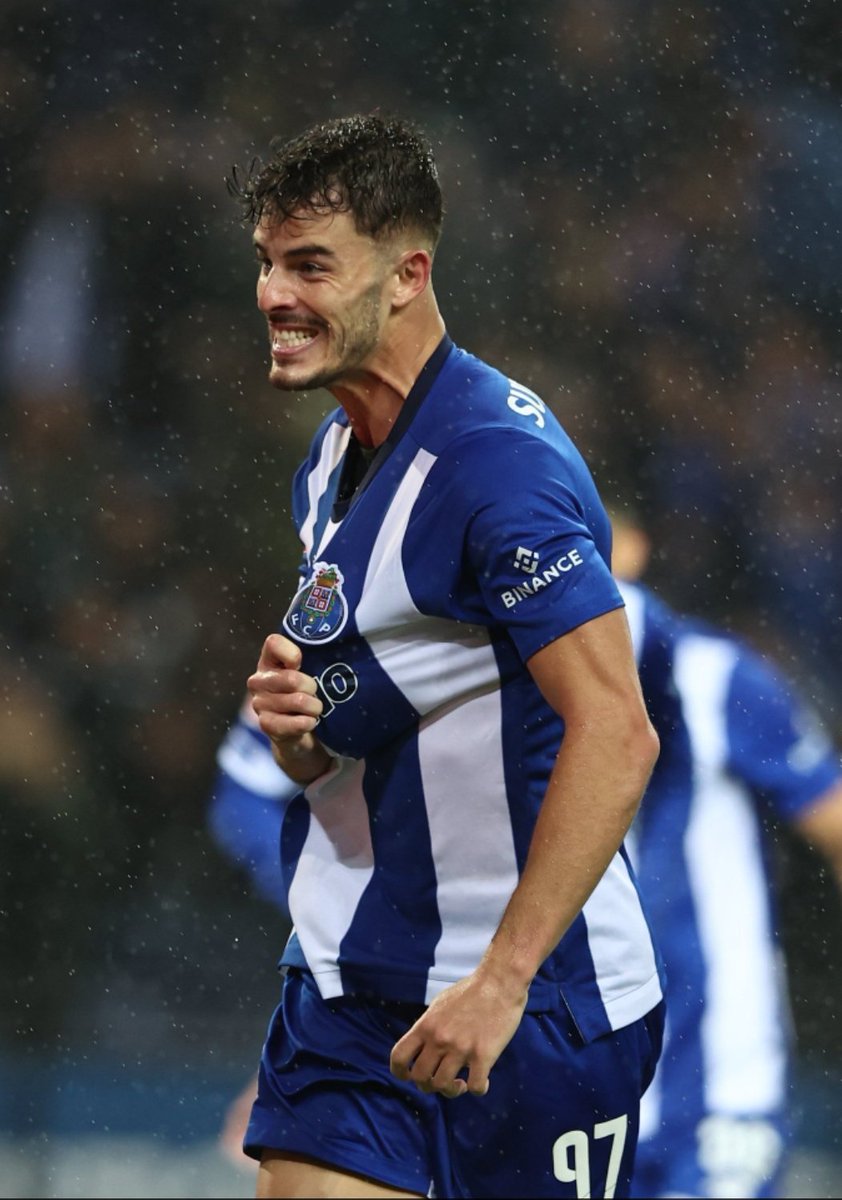 dragaoinsight's tweet photo. Sou fã. O Zé Pedro seria um belo sucessor da mítica camisola 3️⃣

Transpira Porto 💙 https://t.co/9sMtQuHq65