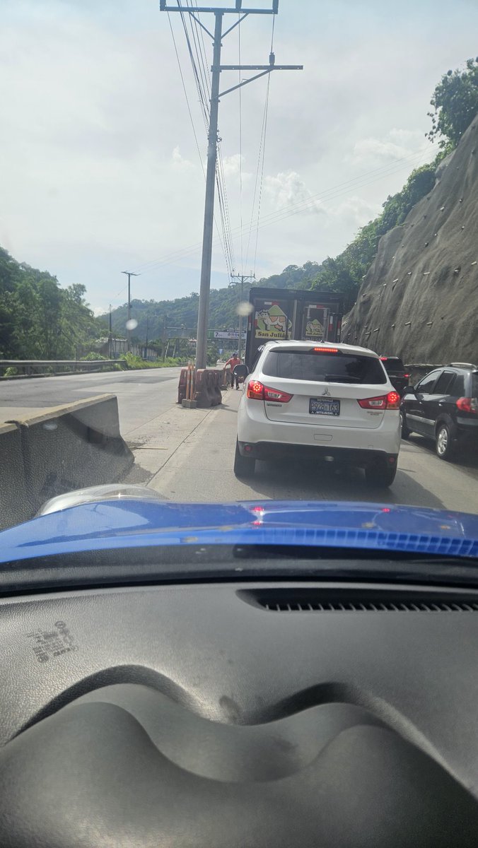 edono1608's tweet photo. Carretera los chorros totalmente  detenido @eltraficosv_ https://t.co/1lcsG1jVwk