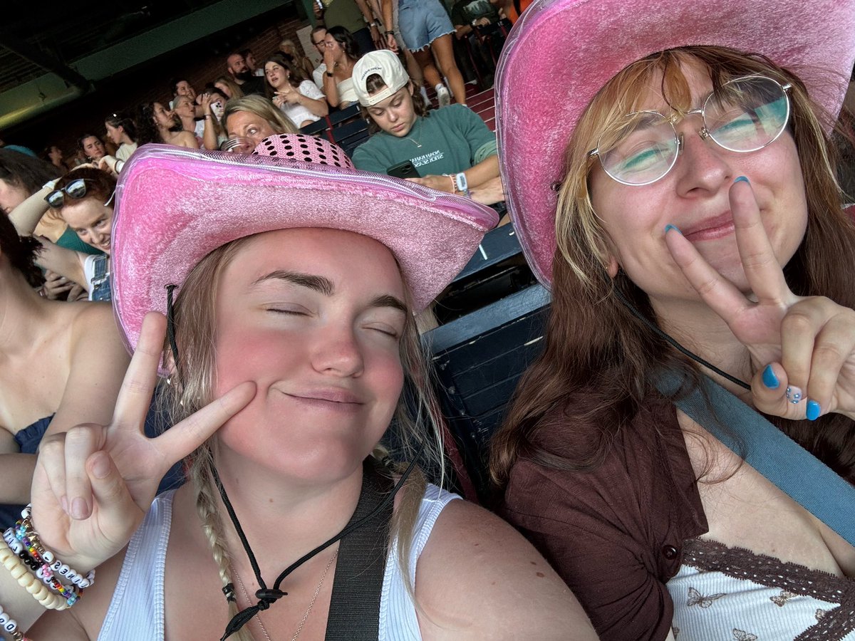 sweetnsated's tweet photo. @NoahKahan pls tell me u could see our silly pink hats https://t.co/GTuFwsExX1