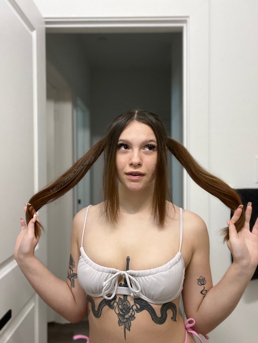 Feeling extra horny today🙈 I may just discount my fansly to drag you to horny land with me😈 https://t