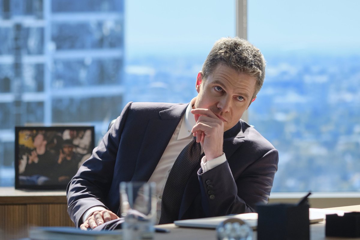 AmellCityNET's tweet photo. 📸 Stephen Amell in 'Suits: LA' https://t.co/5GiorqAY3w https://t.co/C8woGWGKjd