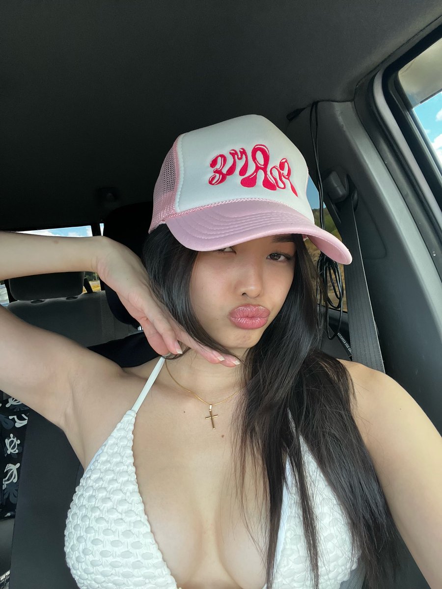 charkatez's tweet photo. more beach 🎀🩷🐇 https://t.co/V0VIL8iD73