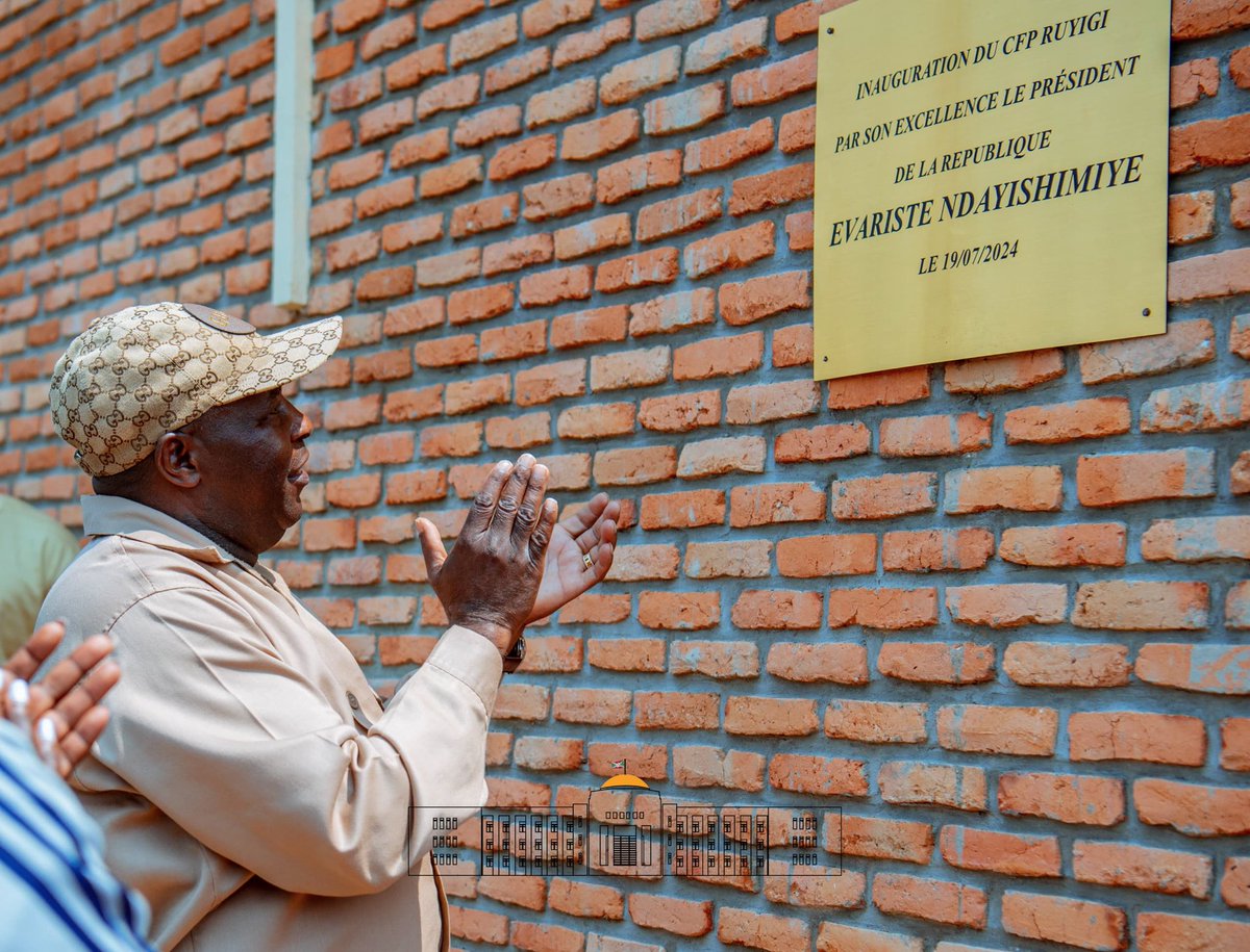 NtareHouse's tweet photo. Dans le cadre de la tournée de la caravane #Inkebuzo à @RuyigiProvince, S.E @GeneralNeva a procédé à l'inauguration du Centre de Formation professionnelle de Bisinde offrant 6 filières, construit et équipé avec appui financier du @PNUDBurundi https://t.co/NmxrfDNIAA