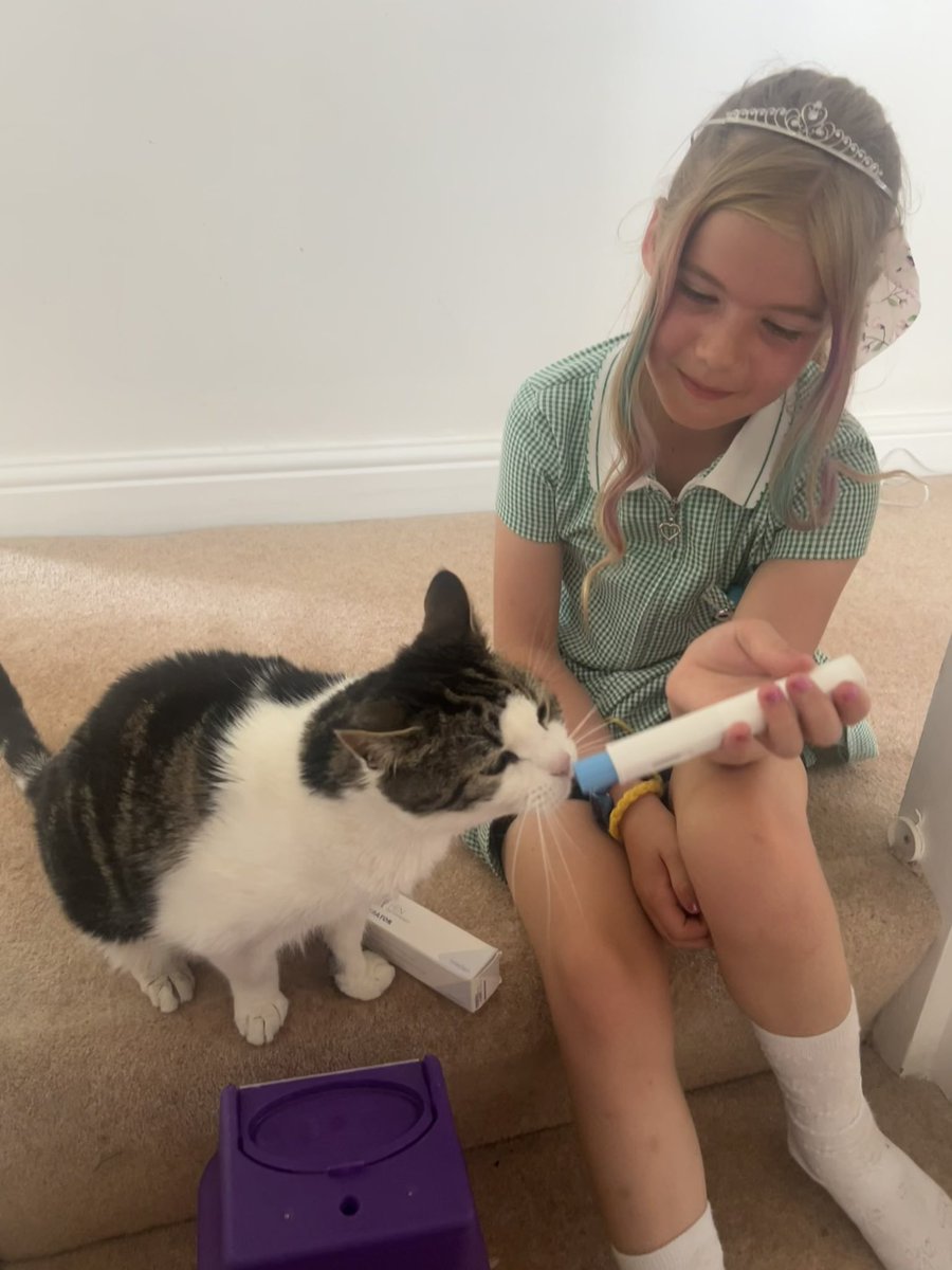 FayeFayeb223's tweet photo. I never thought this day would come after all the anxieties,tears,hiding,vomiting & 6months of unsuccessful play therapy but here we are; Laura has taken a huge step in her #JIA journey self-administering her own #methotrexate with the new #metoject pen.@medacPharmaUK @JARProject https://t.co/o6GhevlmwL