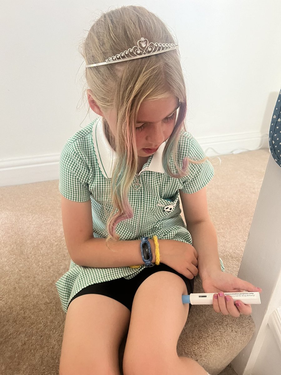FayeFayeb223's tweet photo. I never thought this day would come after all the anxieties,tears,hiding,vomiting & 6months of unsuccessful play therapy but here we are; Laura has taken a huge step in her #JIA journey self-administering her own #methotrexate with the new #metoject pen.@medacPharmaUK @JARProject https://t.co/o6GhevlmwL