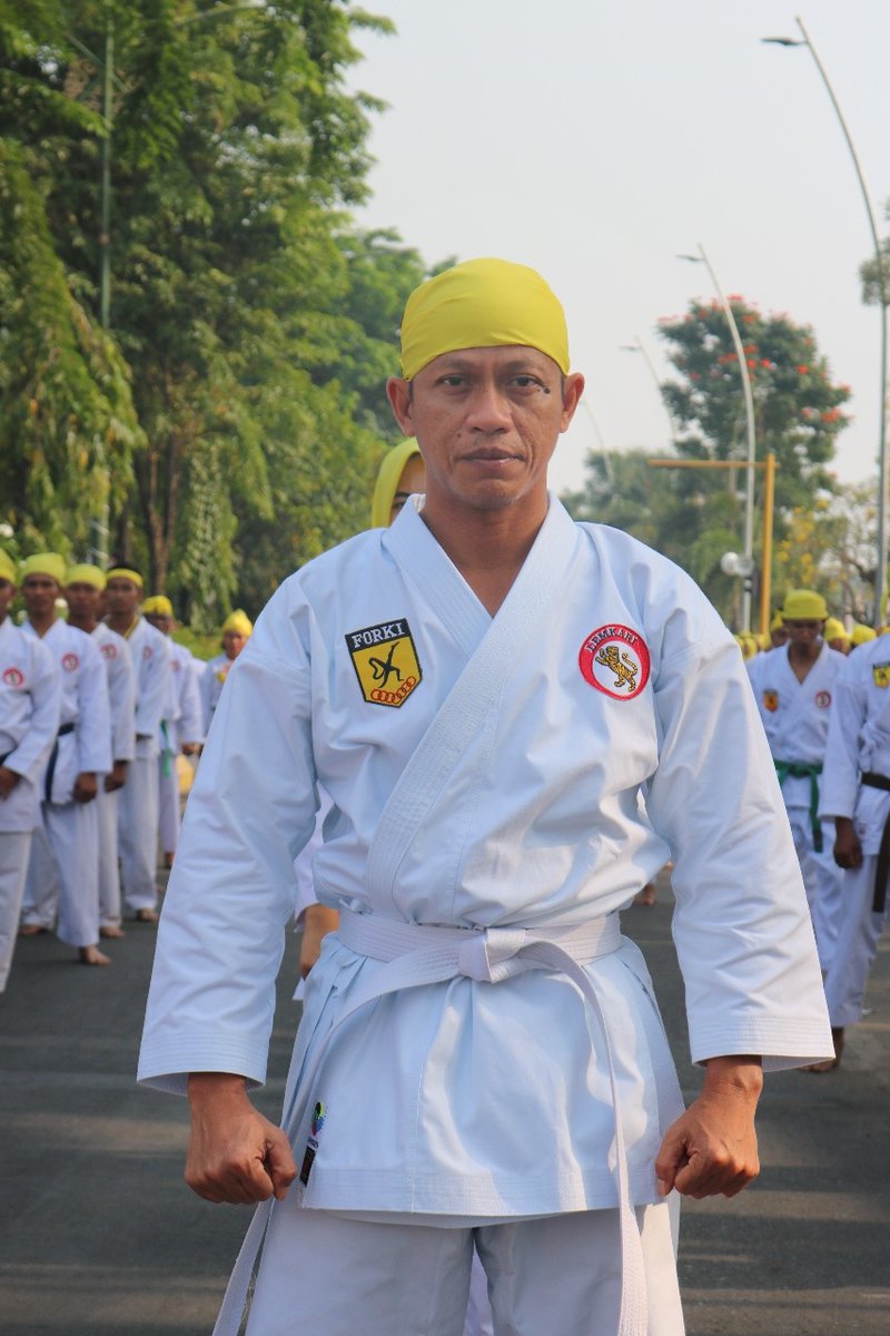 Haniffaisol_N's tweet photo. arian kekuatan dan ketenangan: melebur dalam gerakan beladiri yang memukau. 🥋💪 #Beladiri #Kedisiplinan https://t.co/f5fWrXl4Yf