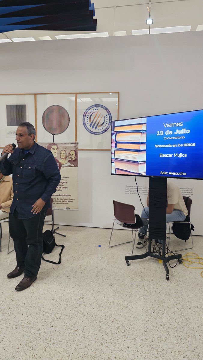 Continuando nuestra participación en la #Filven2024, iniciamos el conversatorio sobre "Venezuela en los Brics" a cargo de un panel de expertos compuesto por Eleazar Mujica, Pedro Sassone, Ernesto Wong y Wikenferd Oliver

#PuebloVictorioso